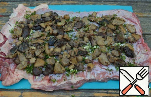 Put the chopped herbs and garlic on the layer, then the fried mushrooms.