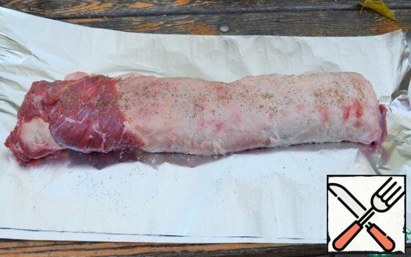 Roll up the roll, transfer the roll to the foil, season with salt and pepper.