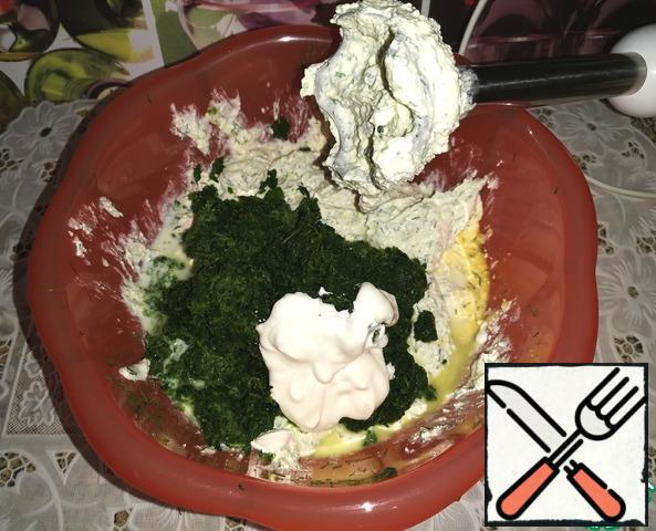 Then add finely chopped spinach (frozen pre-thaw), milk, semolina, sour cream and beat again until more or less smooth.