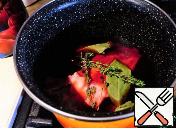Transfer to a saucepan and pour in the cherry juice. Add salt, pepper, thyme and Bay leaf. Bring to a boil and simmer for an hour. Without cover. So the broth will become more saturated. And it is still useful To us if the ribs are not completely covered with juice, then during cooking we periodically turn them over.