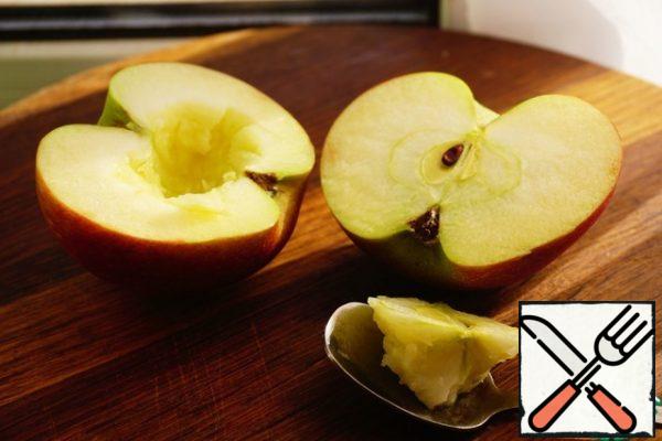 And while the ribs are cooking, we begin to prepare the marinade-glaze. Cut the Apple into 2 parts, remove the middle.