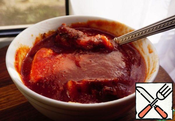 We lower the ribs into the marinade. And leave for 30 minutes.