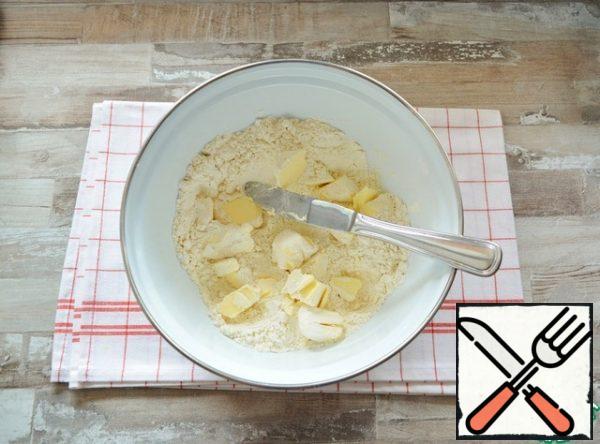 Chop the flour with a knife with cold butter into crumbs.
