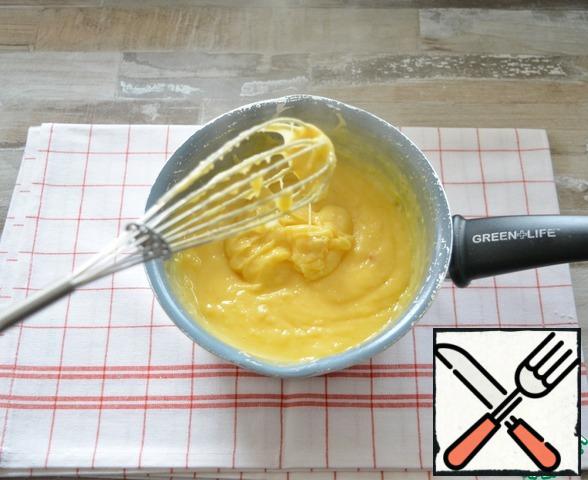 Add the egg yolks and flour to the cream-cheese mass while stirring, then add the sugar. Stir very intensively and continuously. Boil until thick. the mass should resemble liquid processed cheese. Remove from heat and cool slightly.
