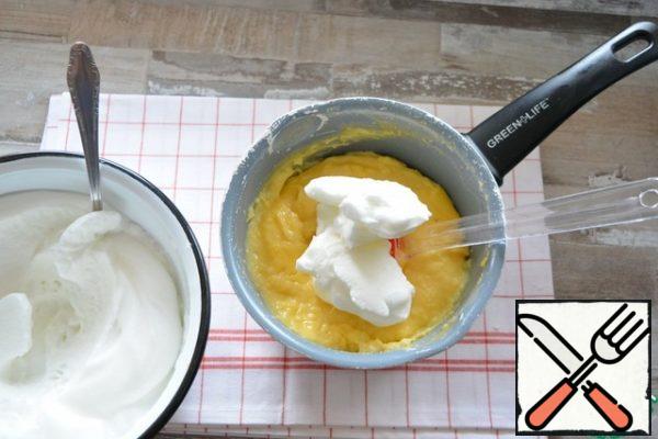 Meanwhile, whisk the whites with a pinch of salt to a fluffy, stable mass. And gently use a spatula to mix them into the cheese mass.