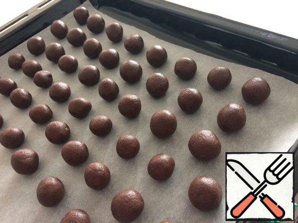 Roll balls between your palms. They are the size of a quail egg. Spread on a baking sheet covered with paper.