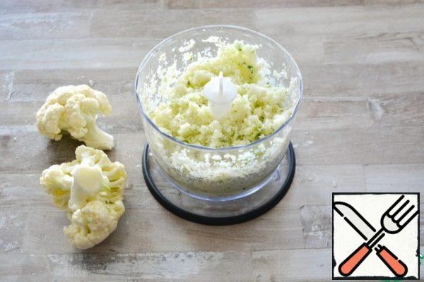 Cut the cauliflower at random and chop it together with the parsley in a processor (or through a meat grinder) into small crumbs.
