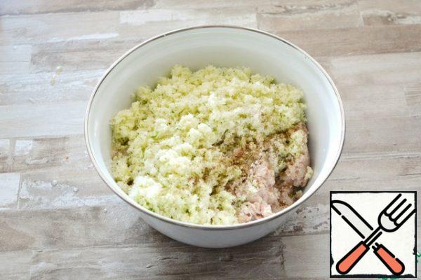 Add the chopped cabbage to the minced meat, season with salt and pepper. Add the semolina, egg, knead the minced meat well with your hands and send it to the refrigerator for 1-2 hours so that the semolina swells.

Semolina is semolina made from durum wheat. You can replace the usual semolina, bran, ground oatmeal or breadcrumbs.