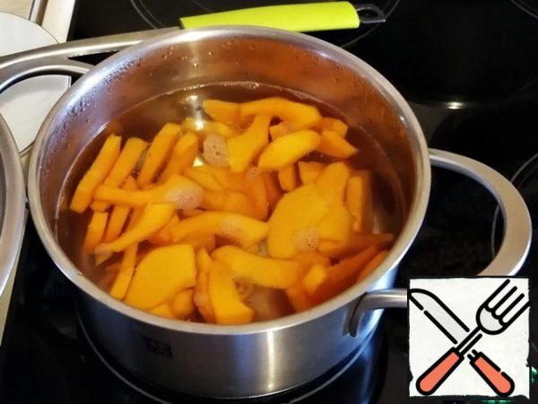 Bring the water in a saucepan to a boil, put the pumpkin in it, cook for 3 minutes, then put it in a colander or sieve. Do the same with quince.