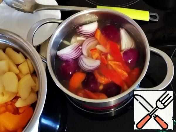 In the same water, run the onion, garlic and pepper, from the moment of boiling, cook for no more than 2 minutes, throw in a colander.