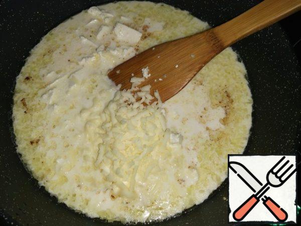 Pour the milk into the pan, add the cheese and bring to a boil, stirring constantly. Season with nutmeg, add 50 grams of grated mozzarella and warm until the sauce thickens ~2 minutes.