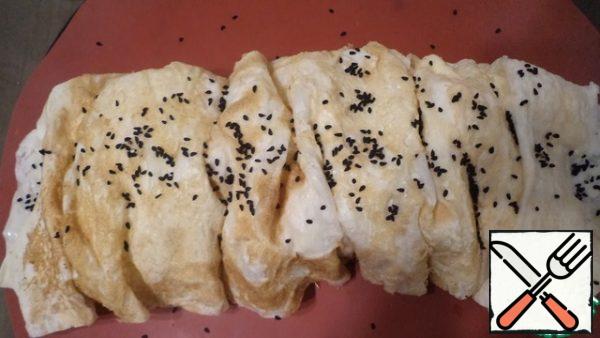 Lightly sprinkle with water and sprinkle with sesame seeds. I have black sesame today, it can be replaced with white.
