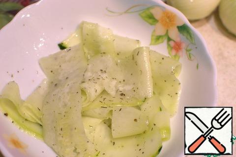 Cut the peeled zucchini into thin slices using a vegetable peeler and marinate in a mixture of oil and herbs.