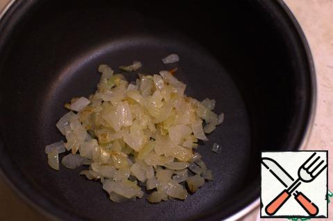 Fry the finely chopped onion. put half of it in a small thick-walled frying pan, add the carrots grated on a fine grater to the second half and continue to fry.