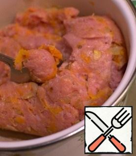 To the minced meat, add semolina, fried carrots and onions, salt and pepper to taste. Carefully knead, put in the refrigerator for at least an hour.