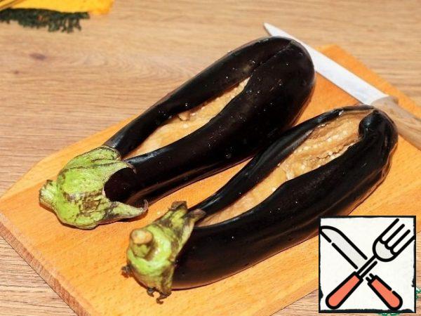Cut the eggplant on top. Seeds are removed at will.