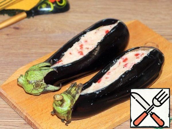 Fill the eggplant with filling.