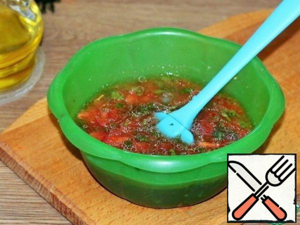 Then add 200 ml of water, tomato paste and vegetable oil, salt and pepper, mix. The sauce is ready!