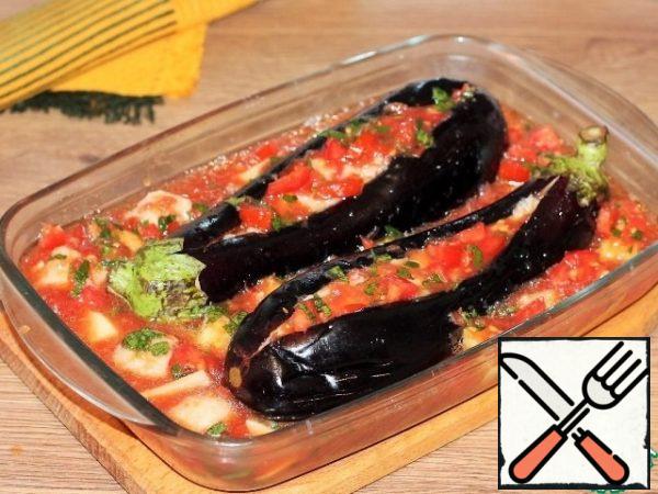 Pour the eggplant sauce. Cover the dish with foil and send it to the oven preheated to 190 C for 40 minutes or until ready.
To check the readiness of the dish, we pierce the eggplant skin with a wooden toothpick. If the toothpick passes gently, then the dish is ready!