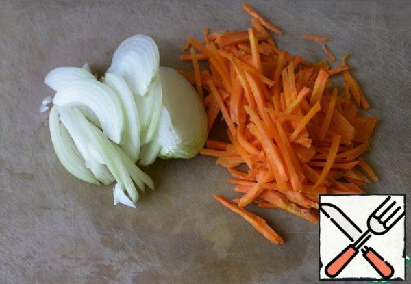Vegetables are washed and cleaned. Onions cut into feathers, carrots into cubes or three on a grater in Korean. Fry the vegetables in vegetable oil over medium heat for 3 minutes.