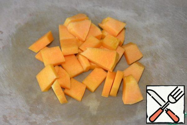 Cut the pumpkin into cubes.