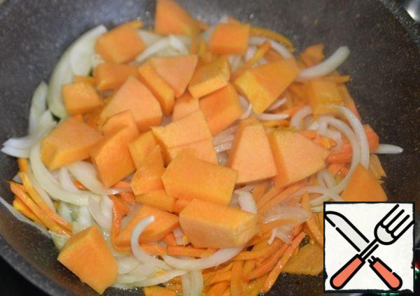 Put the pumpkin in the pan with the vegetables and simmer over medium heat for 5 minutes.