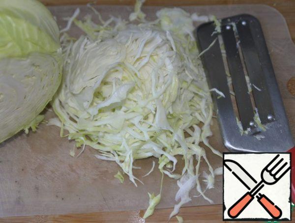 Thinly shred the cabbage.