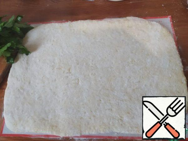 Roll out the dough into a 1.5 cm thick layer.