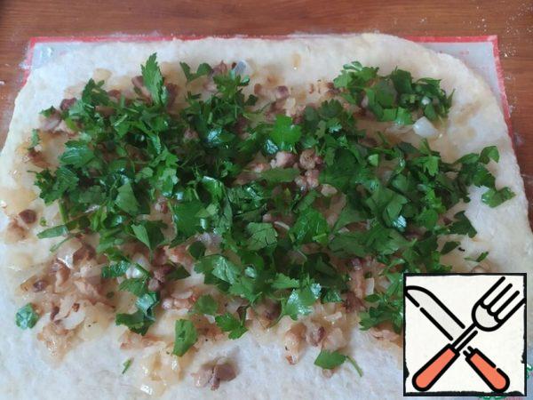 Put the filling, sprinkle with chopped parsley, roll up.