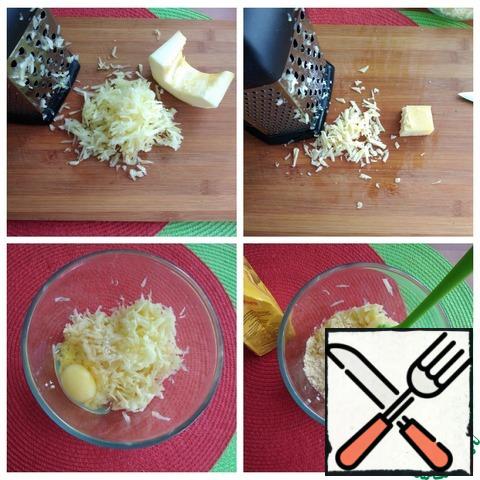 You must first make the basis for the "pizza". Grate the zucchini on a grater, send it to the dishes, send the grated cheese there, break the egg and put 2 tbsp of corn flour (any).