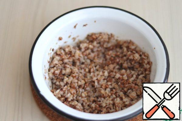 Wash the buckwheat (3 tablespoons) and boil it in lightly salted water until tender.