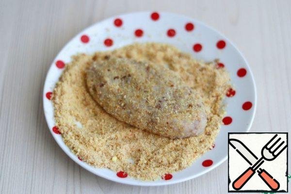 Form cutlets from minced potatoes and sprinkle with breadcrumbs.