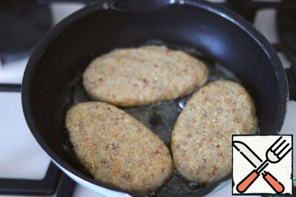 Add vegetable oil to the pan and fry the cutlets until lightly browned.