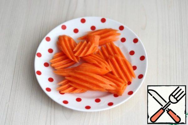 Chop carrots on a grater (do not mince).