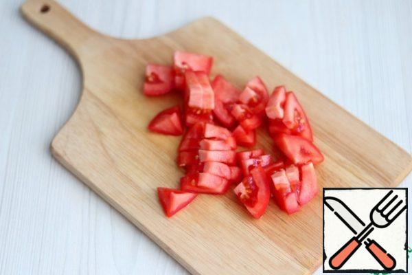 Cut the tomato into small pieces.