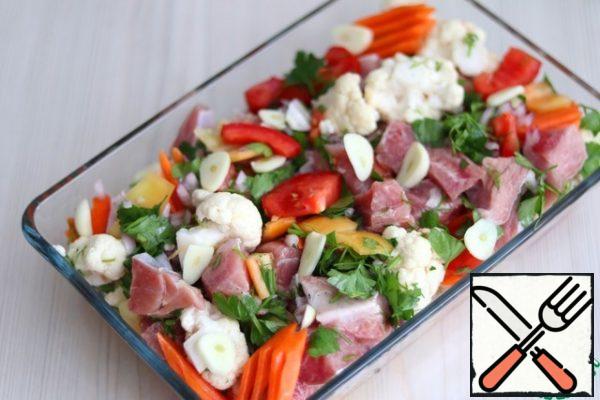 Garlic (3 teeth) cut into plastic pieces, chop fresh parsley. Combine all the ingredients of the dish, add salt and ground black pepper to taste, add 3 tablespoons of vegetable oil, mix all the ingredients. Put the Turkey meat and vegetables prepared for baking in a baking dish. 