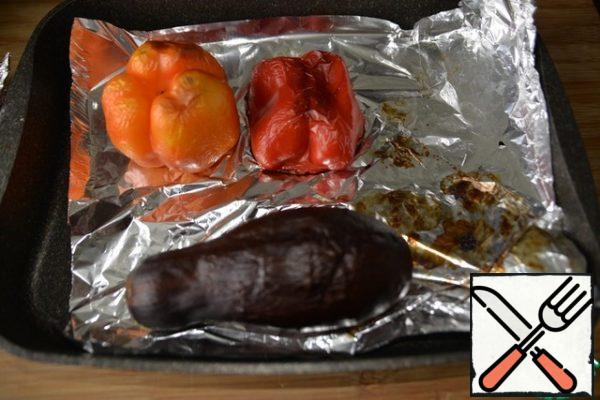 After 40 minutes, remove the pepper, eggplant and garlic.
