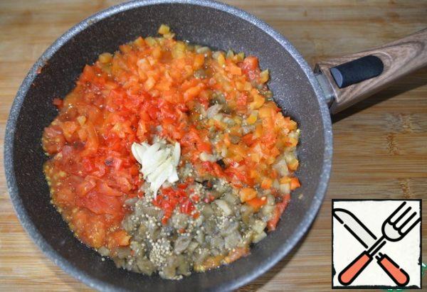 Put the chopped vegetables in the pan, add the chopped hot pepper, squeeze the baked garlic out of the shell.