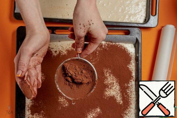 Sprinkle with the cinnamon and cocoa mixture. It is better to take it alkalized, tastier and more aromatic.
