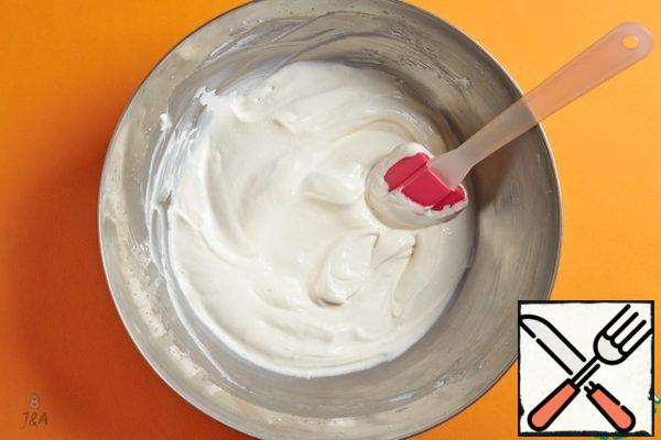 For the cream, all products should be cold, and ideally put the cream in the freezer. Beat the cream and powder until fluffy. Add the cheese and mix gently with a mixer at the lowest speed until smooth. Put it in the refrigerator.