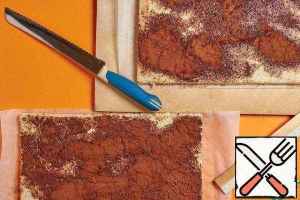 At the layers, carefully cut off the toasted edges and divide each into 3 strips 9 cm high. In the photo, the front side of the sponge cake, the one with sprinkles.