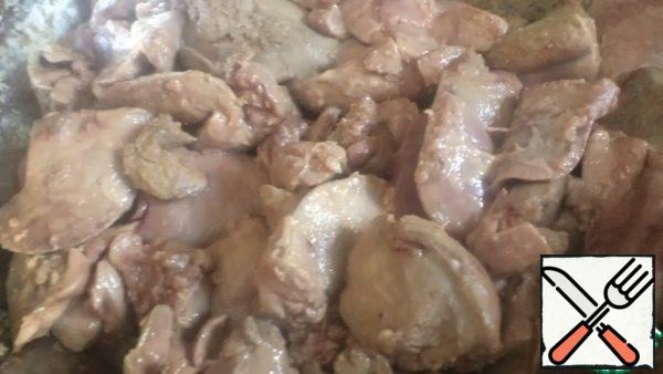 Quickly fry a little, just so that it changes color from red to gray, grabs, seals on all sides.