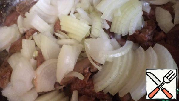 Add thinly sliced onion.