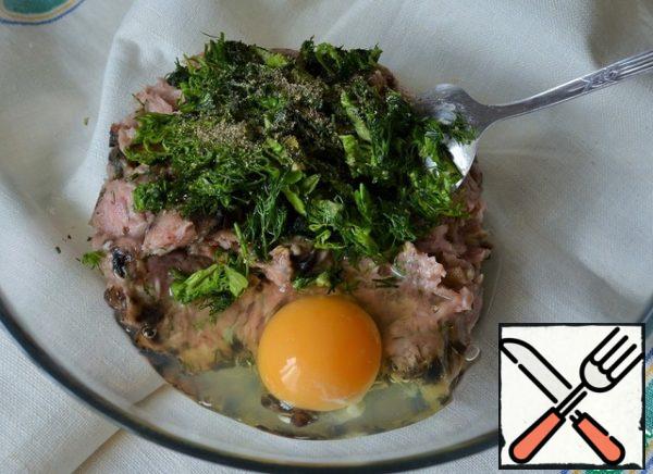 In a bowl, mix the minced Turkey (chicken), chopped herbs and mushrooms, and egg. Season with salt and pepper.
