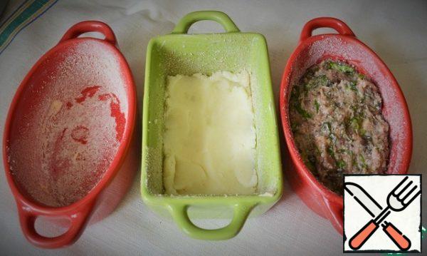 Portions (250-300 ml) of refractory form of grease with butter, sprinkle with breadcrumbs. Place 2 tablespoons of mashed potatoes on the bottom and 3 tablespoons of minced meat on it.