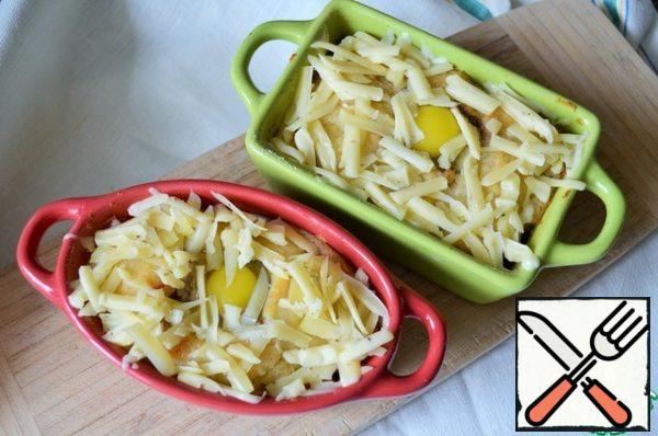 Break a quail egg into a hole ( or mix 2 chicken eggs and pour into 4 servings). Grate the cheese and sprinkle on top.