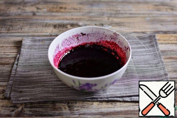 From blackberries to leave whole berries, the most ripe by the number of buns in the pie. Pour the rest of the blackberries with sugar and mash with a masher. Take sugar to taste.