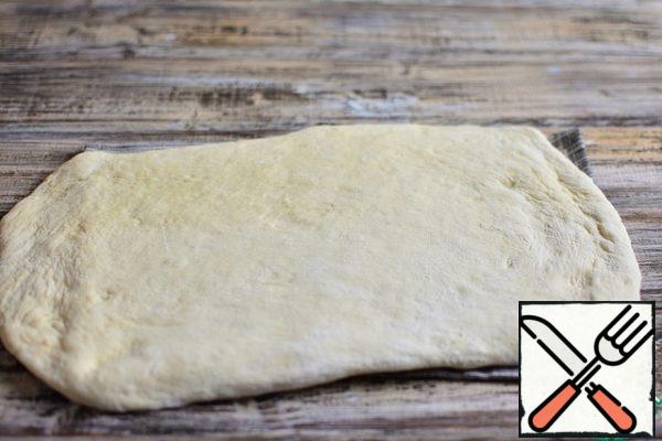 Preheat the oven to 190 degrees.
Roll out part of the pie dough into a rectangle.