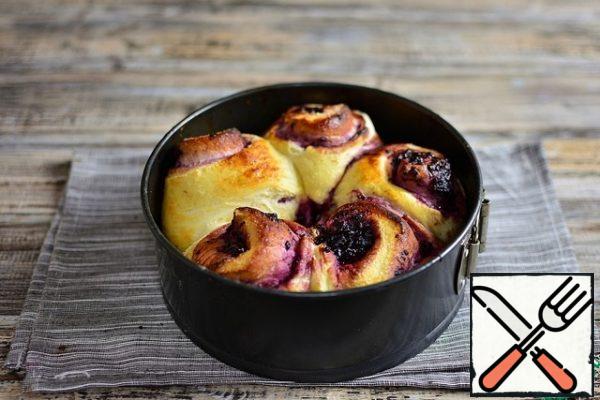 Bake until tender, 30 minutes.
Remove from the oven, drizzle with water and cover with a towel for 15 minutes.