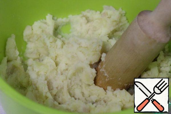 Crush the potatoes with a pusher or pass them through a press.